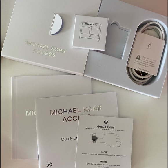 MICHAEL KORS Access Gen 4 Runway Smartwatch (GOLD)
w/ Additional Silicone Band - Picture 5 of 16